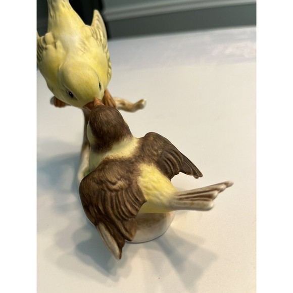 W Goebel Yellow Bird Canary Feeding Baby Chick Figurine Lang 6 W Germany 1967 - Picture 4 of 13